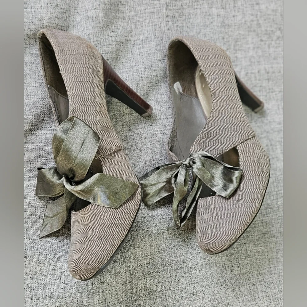 🌟 Rare Herringbone Gray Knit Pump Heels With Satin Bow🌟 - Picture 6 of 13